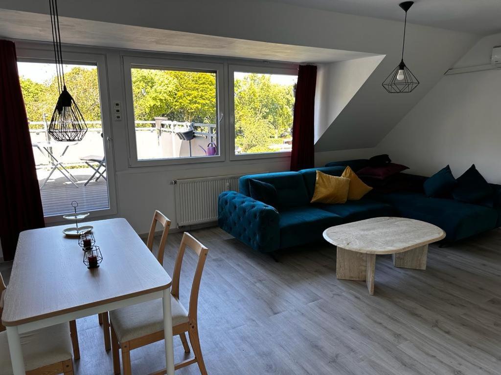 A&V Apartments Wunderschoene Rheinblick Wohnung Zum Entspannen Apt Ela Duisburg Luaran gambar