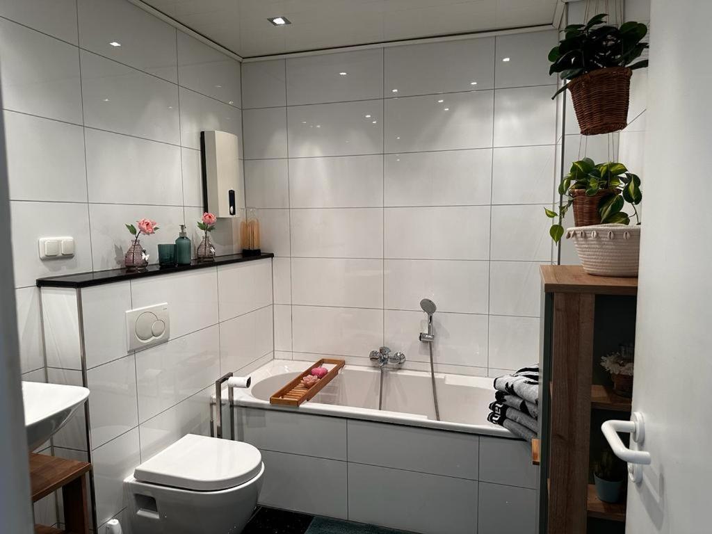 A&V Apartments Wunderschoene Rheinblick Wohnung Zum Entspannen Apt Ela Duisburg Luaran gambar
